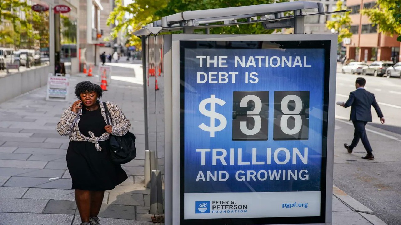 Digital counter displaying rising US national debt