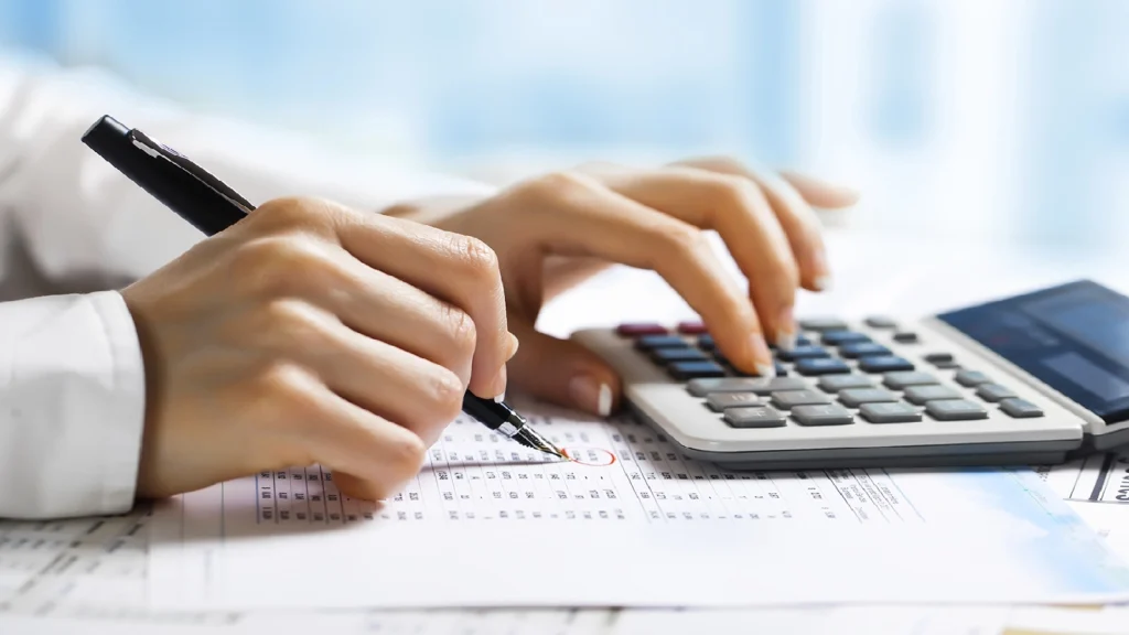 Planning emergency fund savings goals with budget and calculator